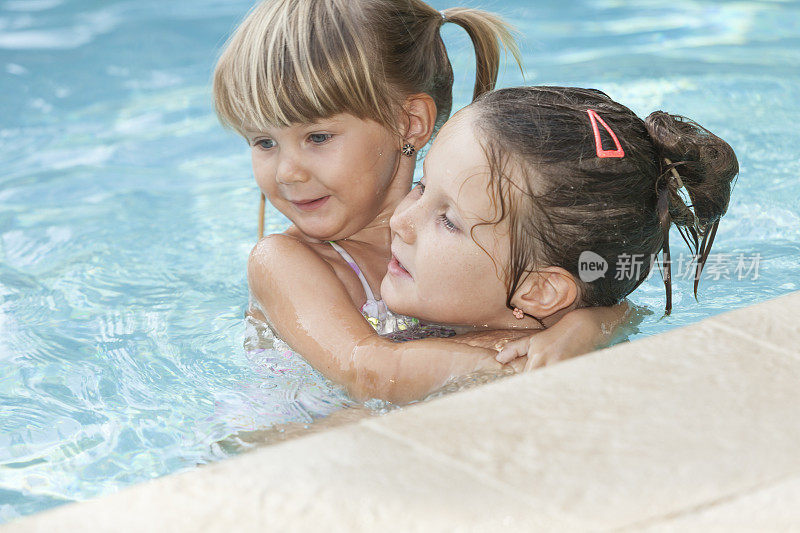 两个小女孩在游泳池里
