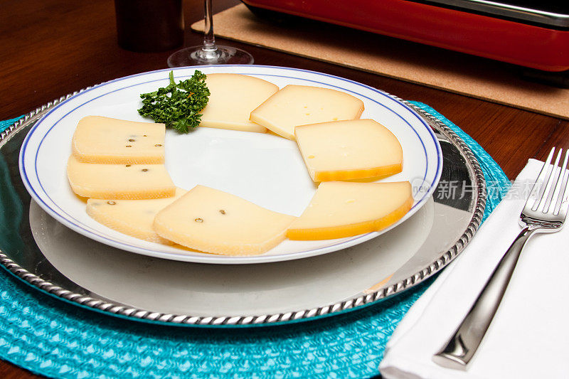 餐盘上的Raclette奶酪