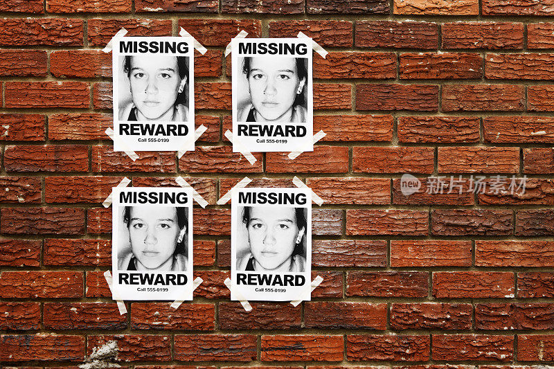 四张失踪少女的海报，贴在砖墙上