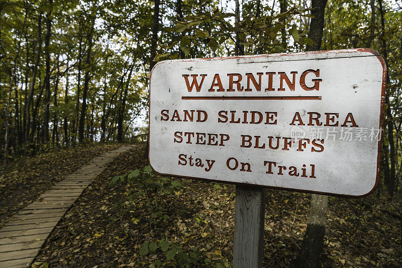 睡觉熊沙丘国家湖岸附近的警告标志