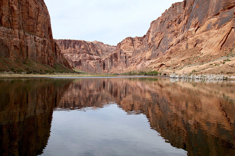 平静的科罗拉多河在亚利桑那州附近的峡谷