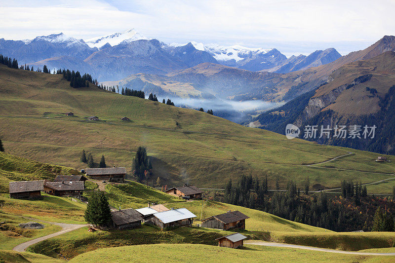 瑞士阿尔卑斯山风景优美的山谷小屋和山脉