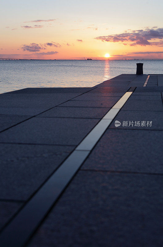 日落在现代的海岸线