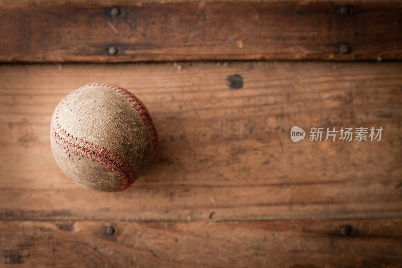 旧的，旧的棒球在古董木箱子