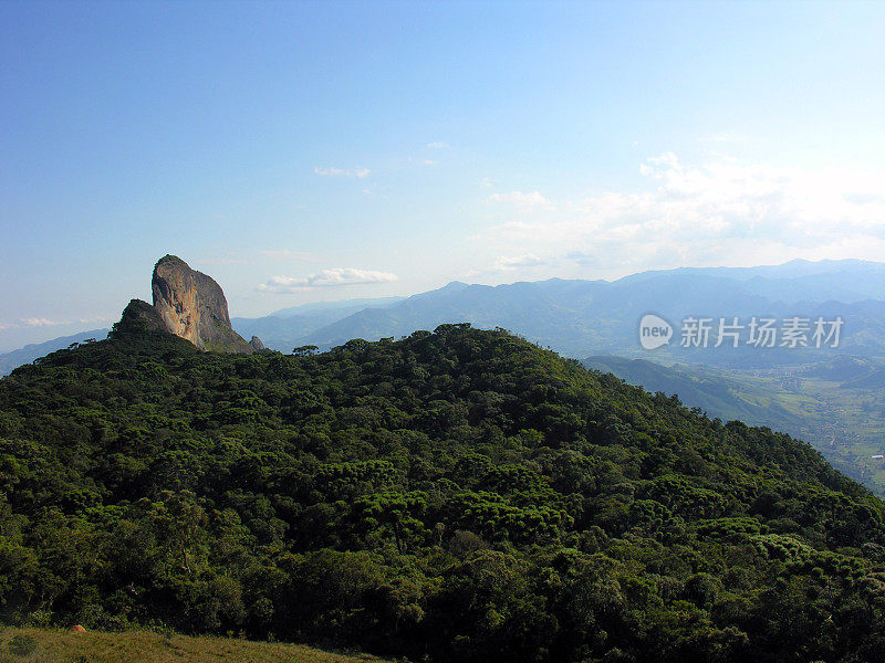 靠近坎波斯的巴西石山和森林