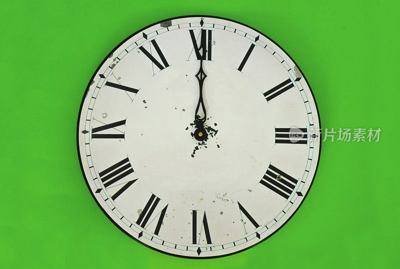 12点钟方向的挂钟被隔离在绿色背景上