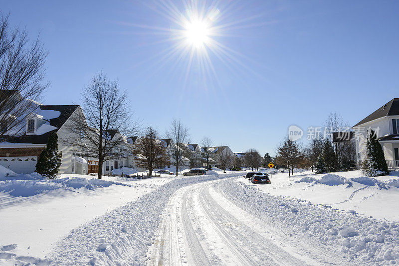 最近一场暴风雪过后，雪覆盖了街道