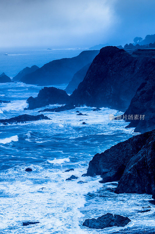 风暴过后的太平洋海岸线，美国加利福尼亚