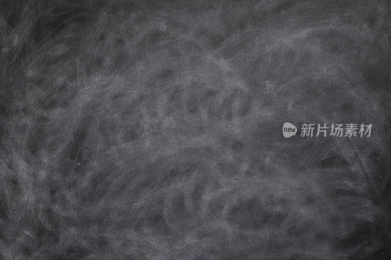 黑板上有擦过的粉笔痕迹