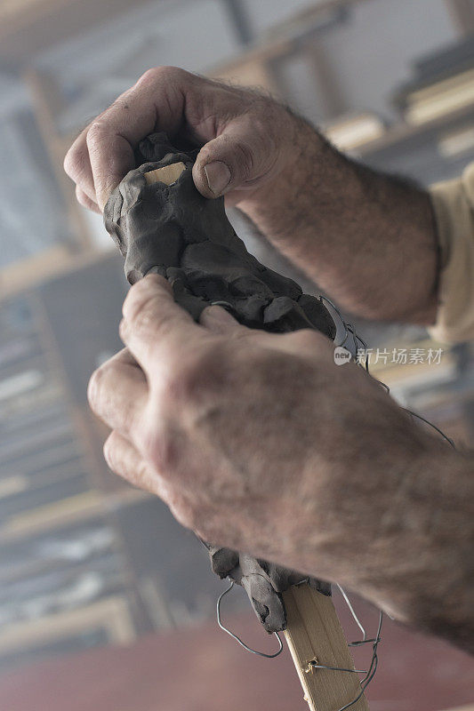 雕刻家用手创作泥塑