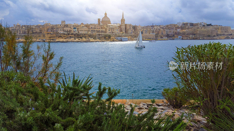 马耳他瓦莱塔市的景观-从Sliema的景观