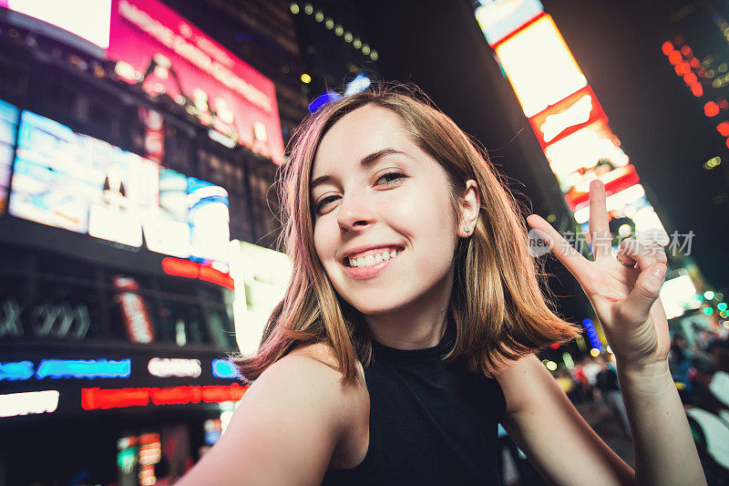 纽约时代广场，一名女游客在自拍