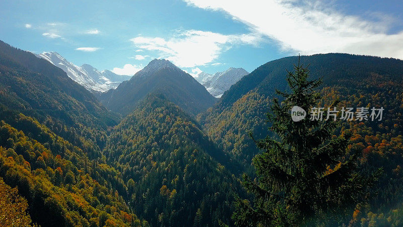 在美丽的山谷被群山包围