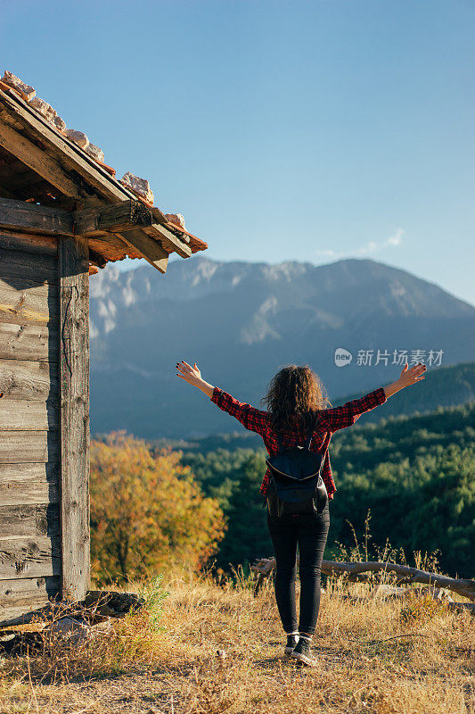 日落时分在户外散步的徒步旅行者