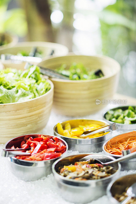 餐厅展示新鲜的沙拉吧台，配各种蔬菜