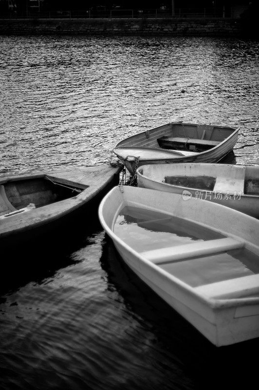 黑白相间的划艇