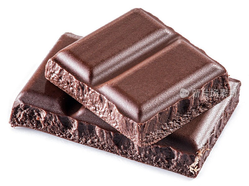 一块块的巧克力被孤立在白色的背景上。