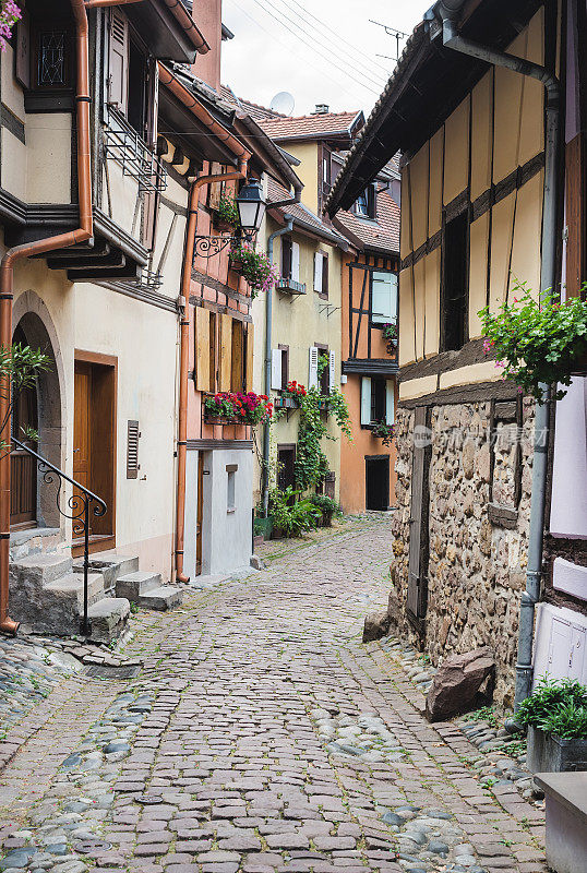 街道两旁是中世纪的半木结构房屋，位于Eguisheim村