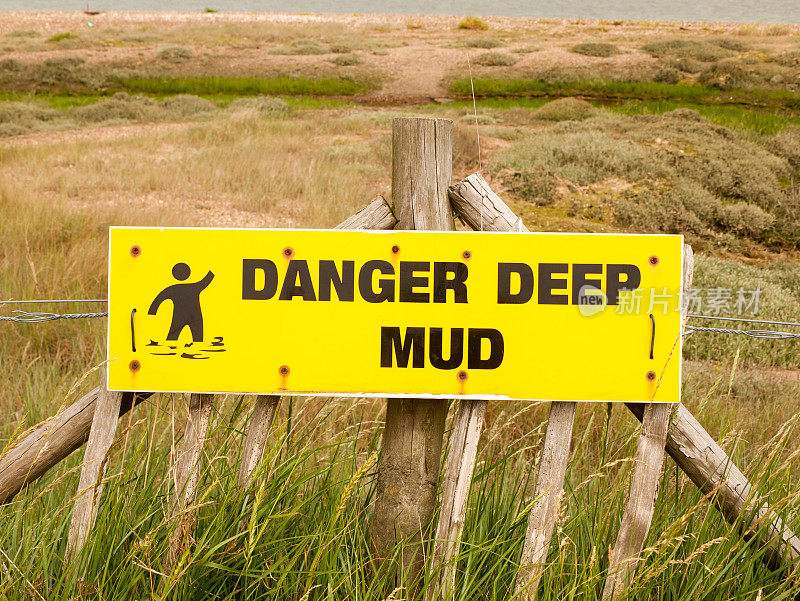股票照片-一个危险的深泥黄色矩形标志外海岸