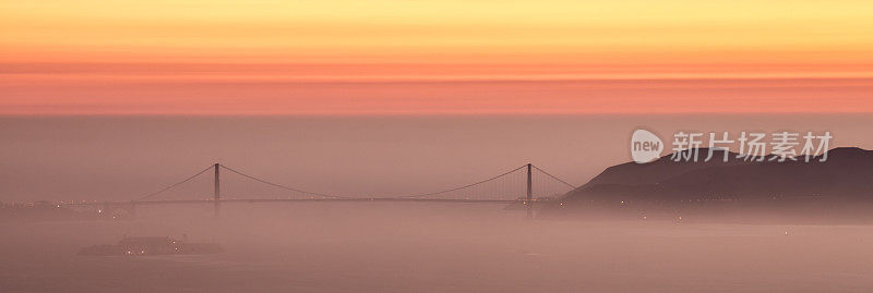 加州旧金山金门大桥上朦胧的夕阳