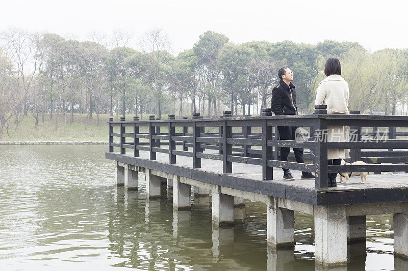 年轻男子和女子在人行桥上交谈