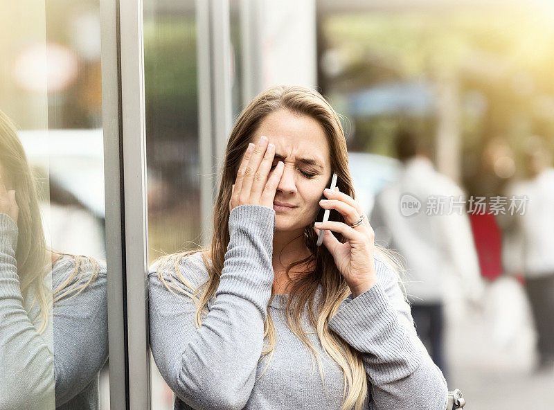 不开心的女人在手机上听到了坏消息