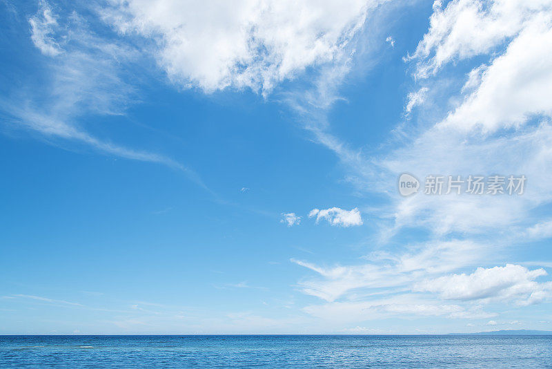 热带海洋和蓝天复制太空场景