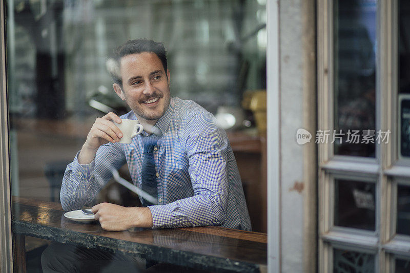 生意人在工作前享受一杯咖啡