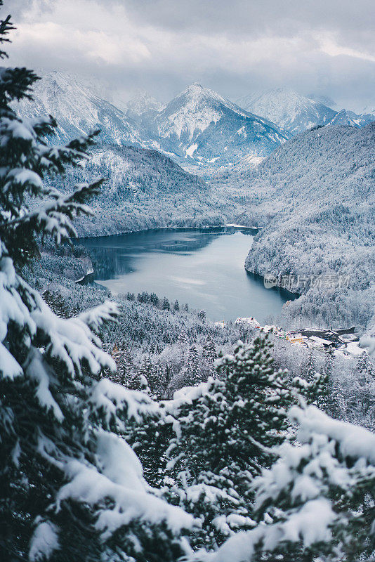 冬天的阿尔卑斯山雪万湖