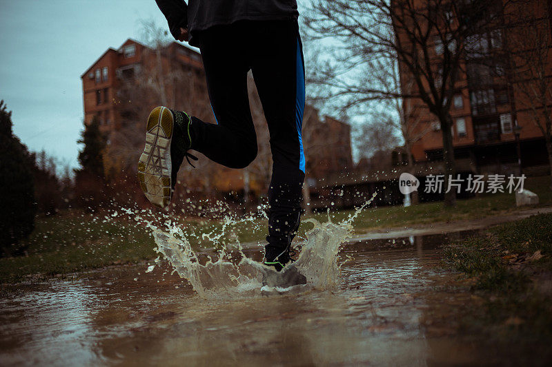 一个男人在雨中奔跑的照片