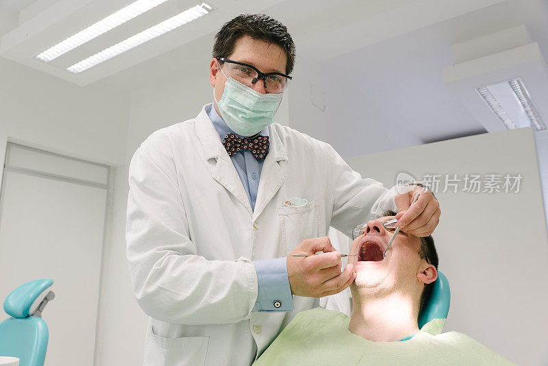 牙医为病人做检查