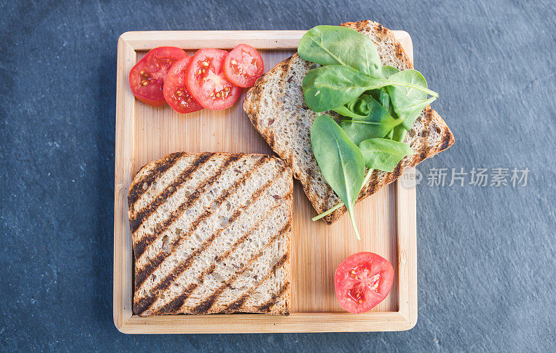 切菜板上食物的正上方