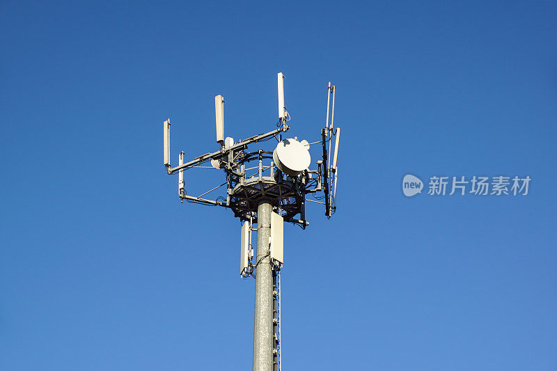 手机通信塔顶部有多个天线，对抗蓝天