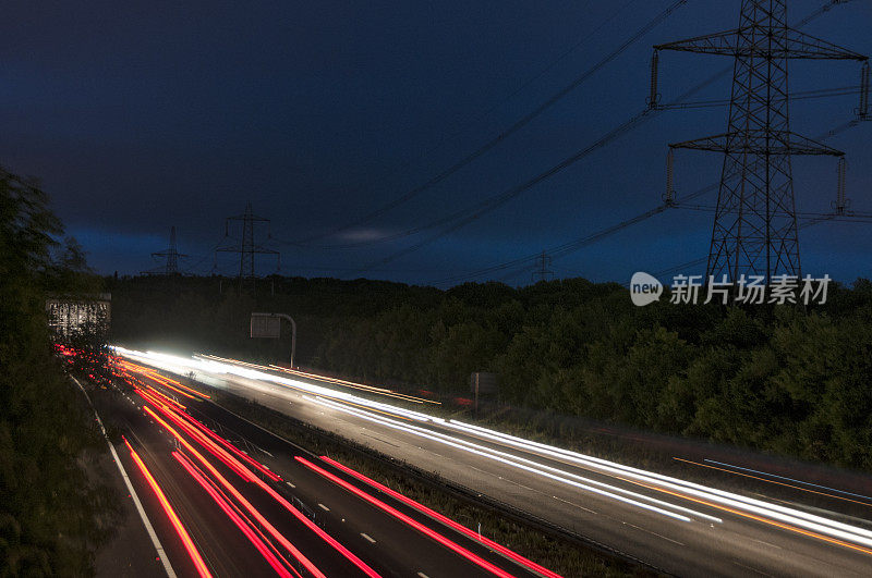 繁忙高速公路上的灯光痕迹