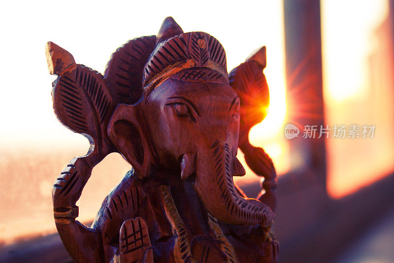 印度神甘尼萨的木制小雕像