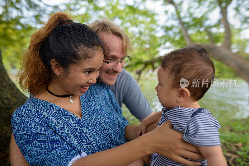 年轻的多民族家庭在公园的合影