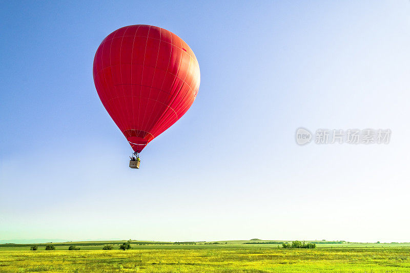 乘着热空气飞着气球