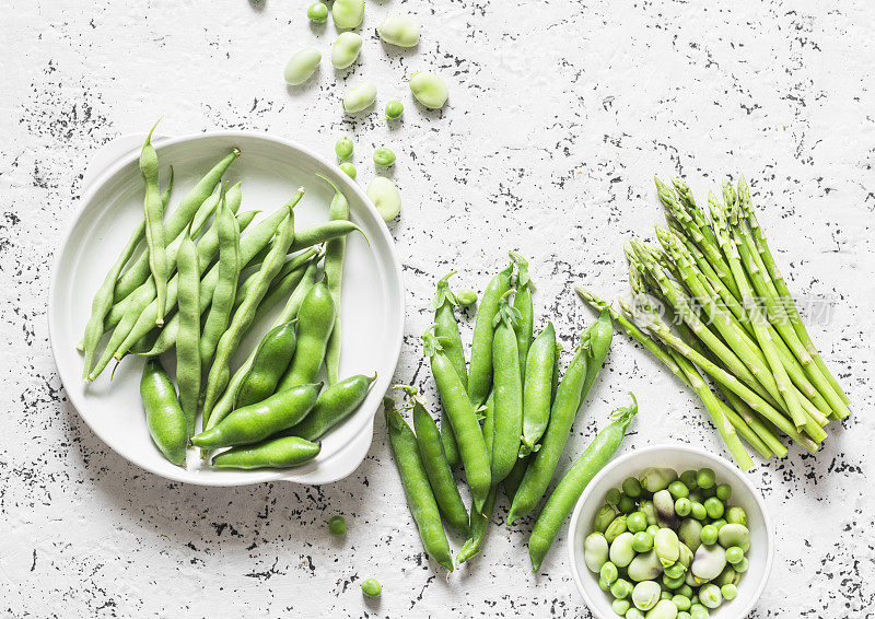 绿色蔬菜-芦笋，青豆和豌豆在光的背景，俯视图
