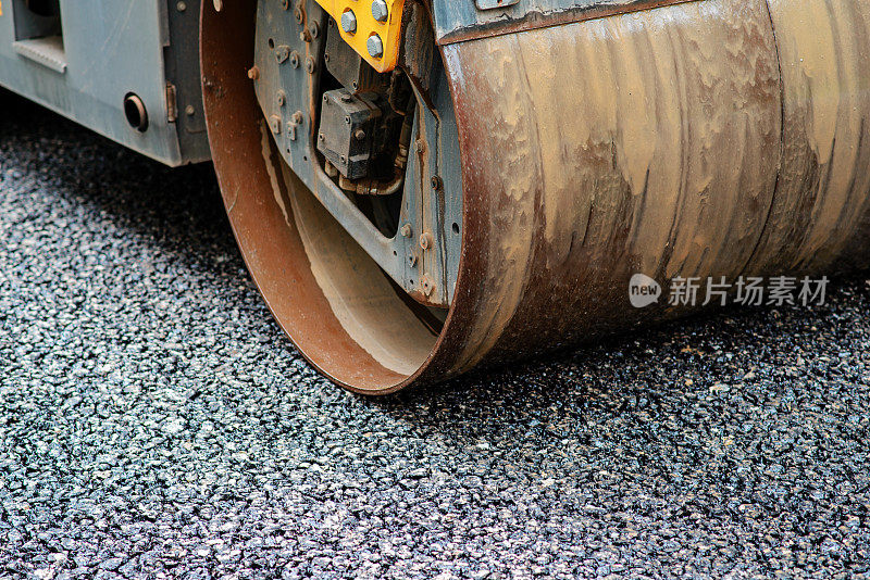 沥青压路机的背景是热沥青的堆积和压制。道路维修机器
