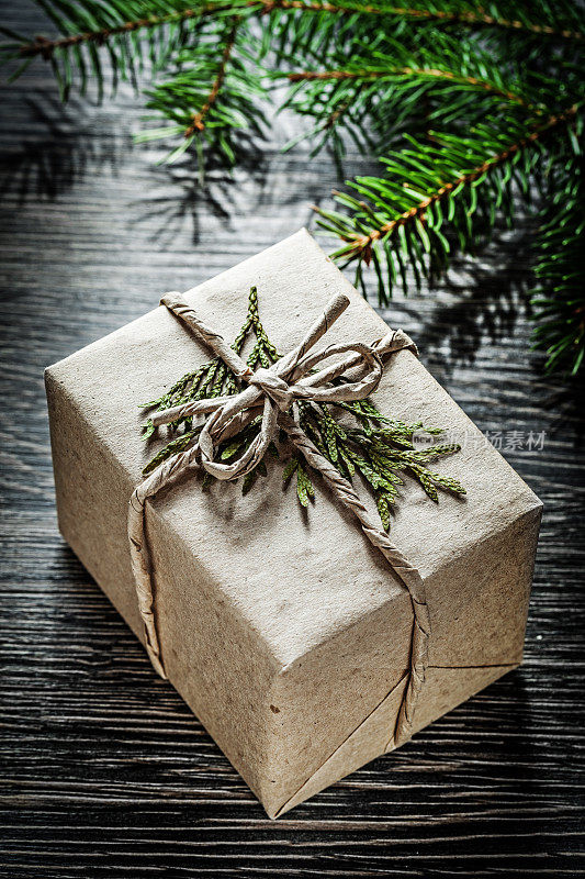 包装圣诞礼品盒冷杉树枝庆祝概念