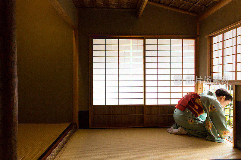 和服女士坐在百库曼本千寺