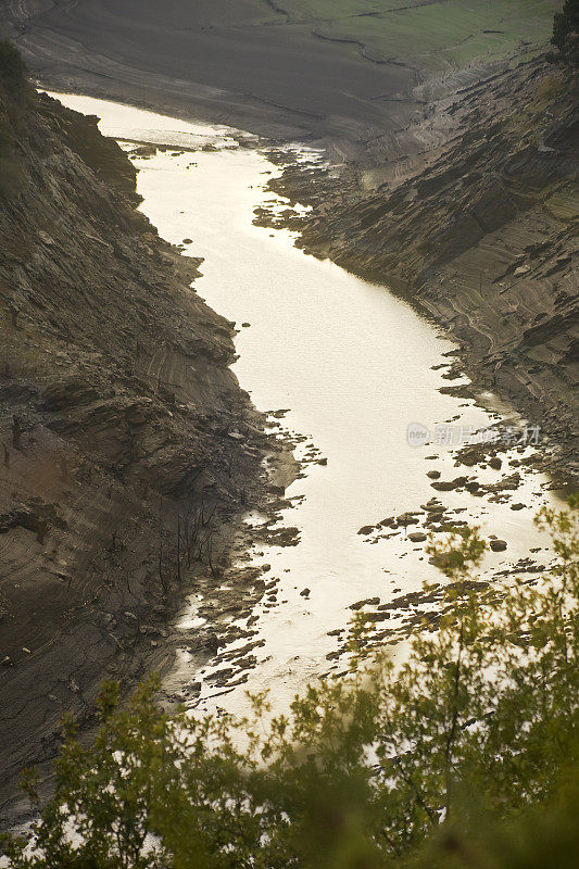 河流峡谷在干旱时期的黄昏。