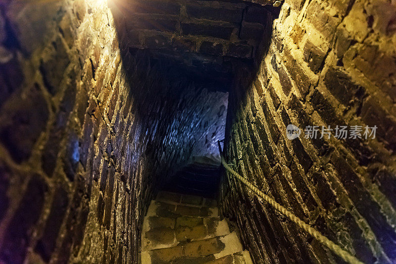 楼下是古石塔隧道