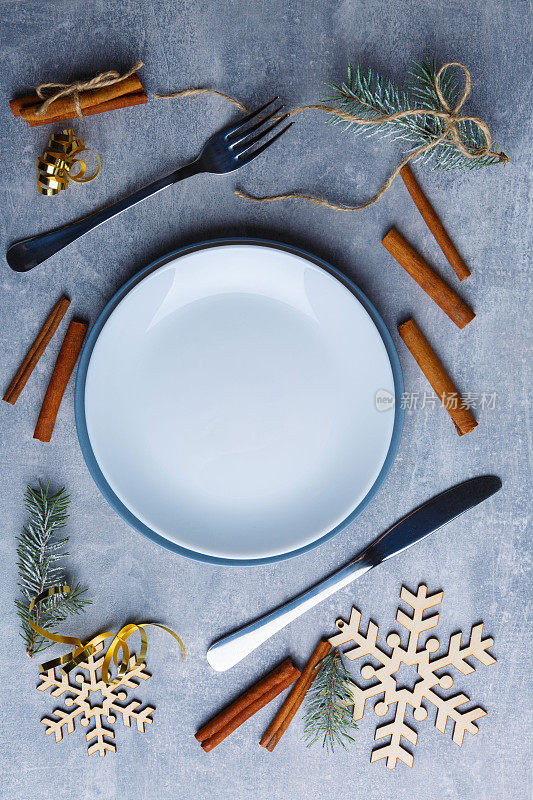 有餐具的盘子，肉桂粉，圣诞树和雪花。