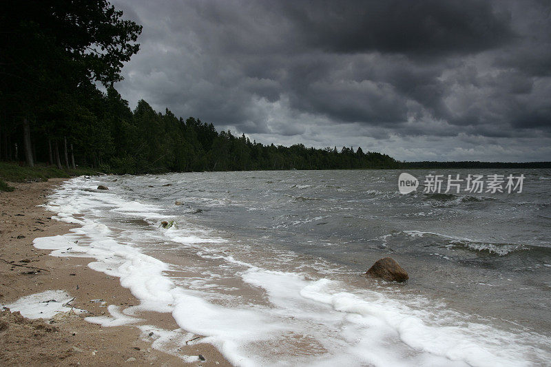 天空阴沉的海岸线