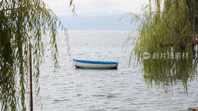 湖景优美，有渔人小船