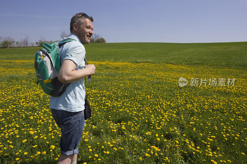 成年男子背着背包在大自然中徒步旅行