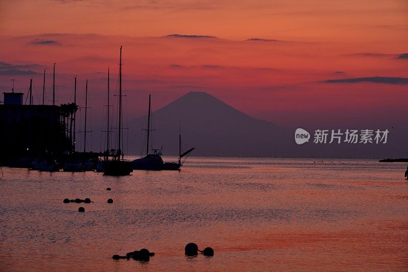 日落后的富士山，摄于三浦半岛的莫若矶湾