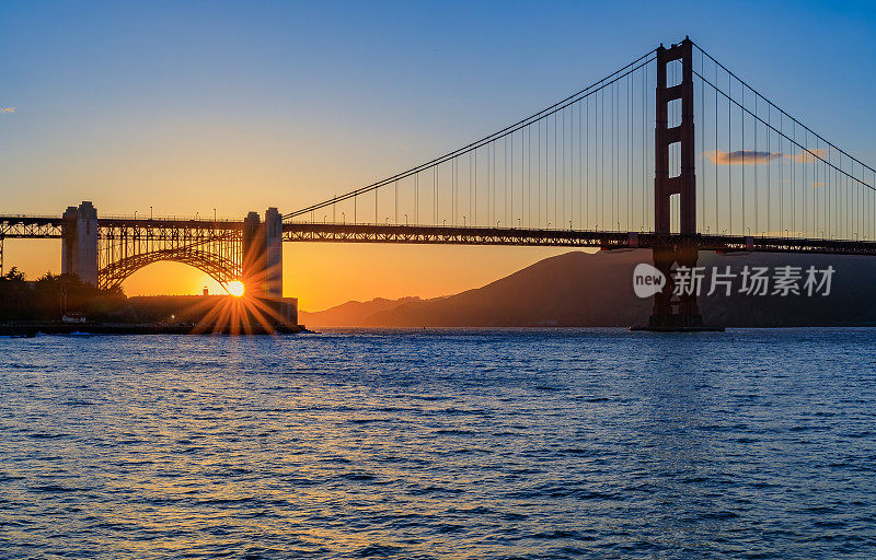 加州旧金山著名的金门大桥日落时的星爆效应