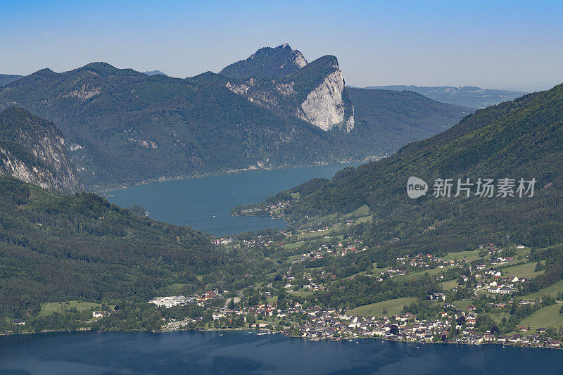 后面是阿特湖和蒙德湖。奥地利阿尔卑斯山。空中全景。